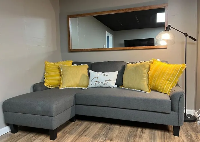 Cozy Artist Queen Bed Stylish Wifi Holiday home Pittsburgh