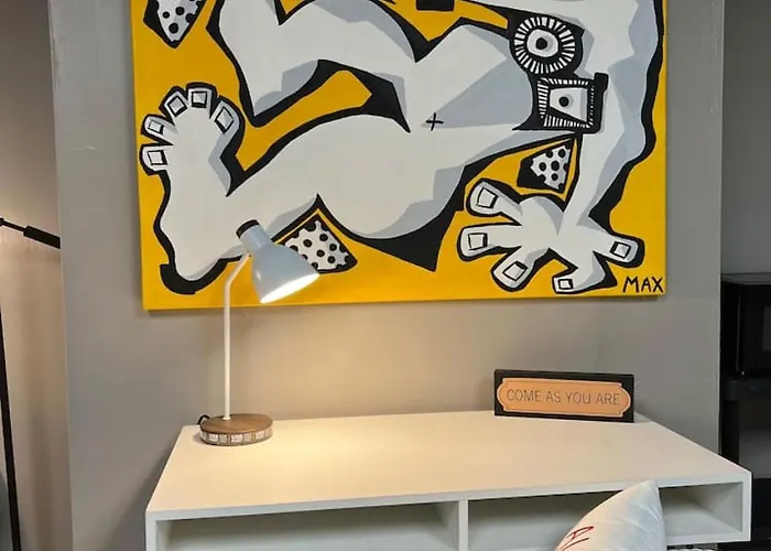Cozy Artist Queen Bed Stylish Wifi Pittsburgh